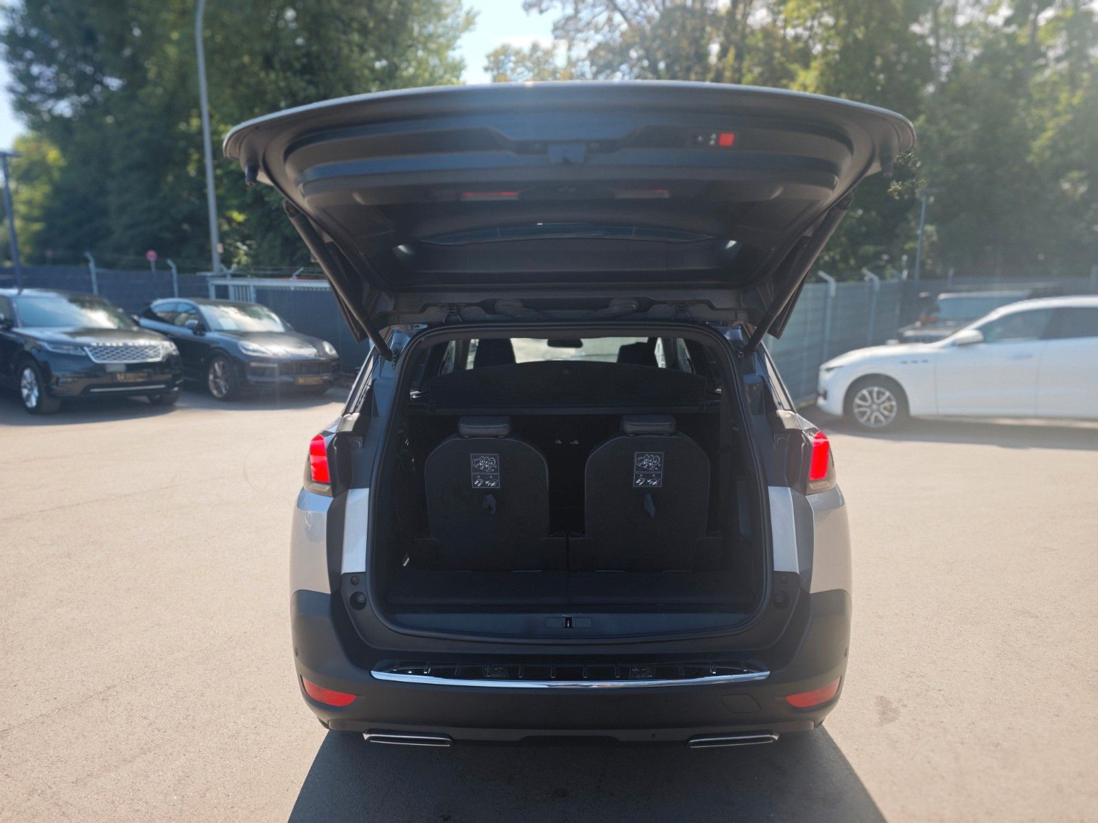 Fahrzeugabbildung Peugeot 5008 GT-LINE*AUT.*7.SITZER*AHK*ACC*PANORAMA*