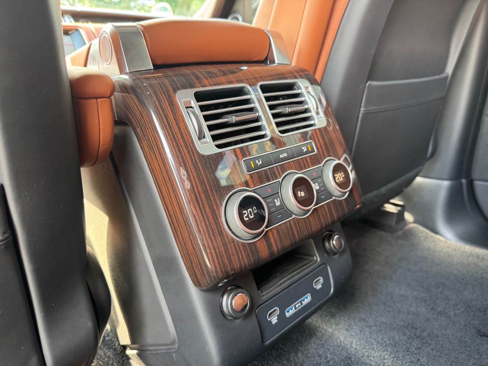 Fahrzeugabbildung Land Rover RANGE ROVER AUTOBIOGRAPHY *TV*MASSAGE*PANO.*COC*