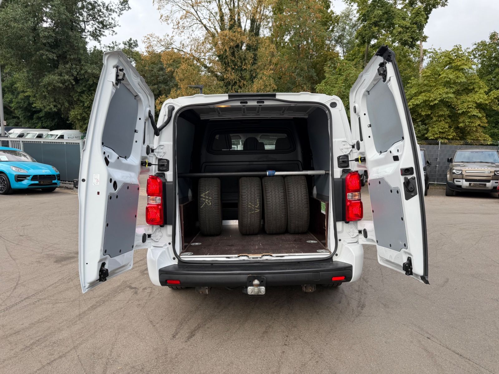 Fahrzeugabbildung Peugeot EXPERT KASTEN PREMIUM TWINCAB EDTION L3*6.SITZER