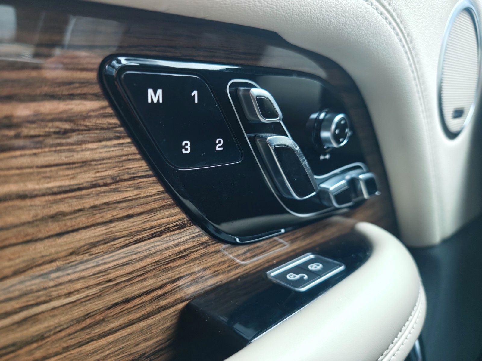 Fahrzeugabbildung Land Rover RANGE ROVER VOGUE*MERIDAN*MEMORY*V8*LUFTFEDERUNG