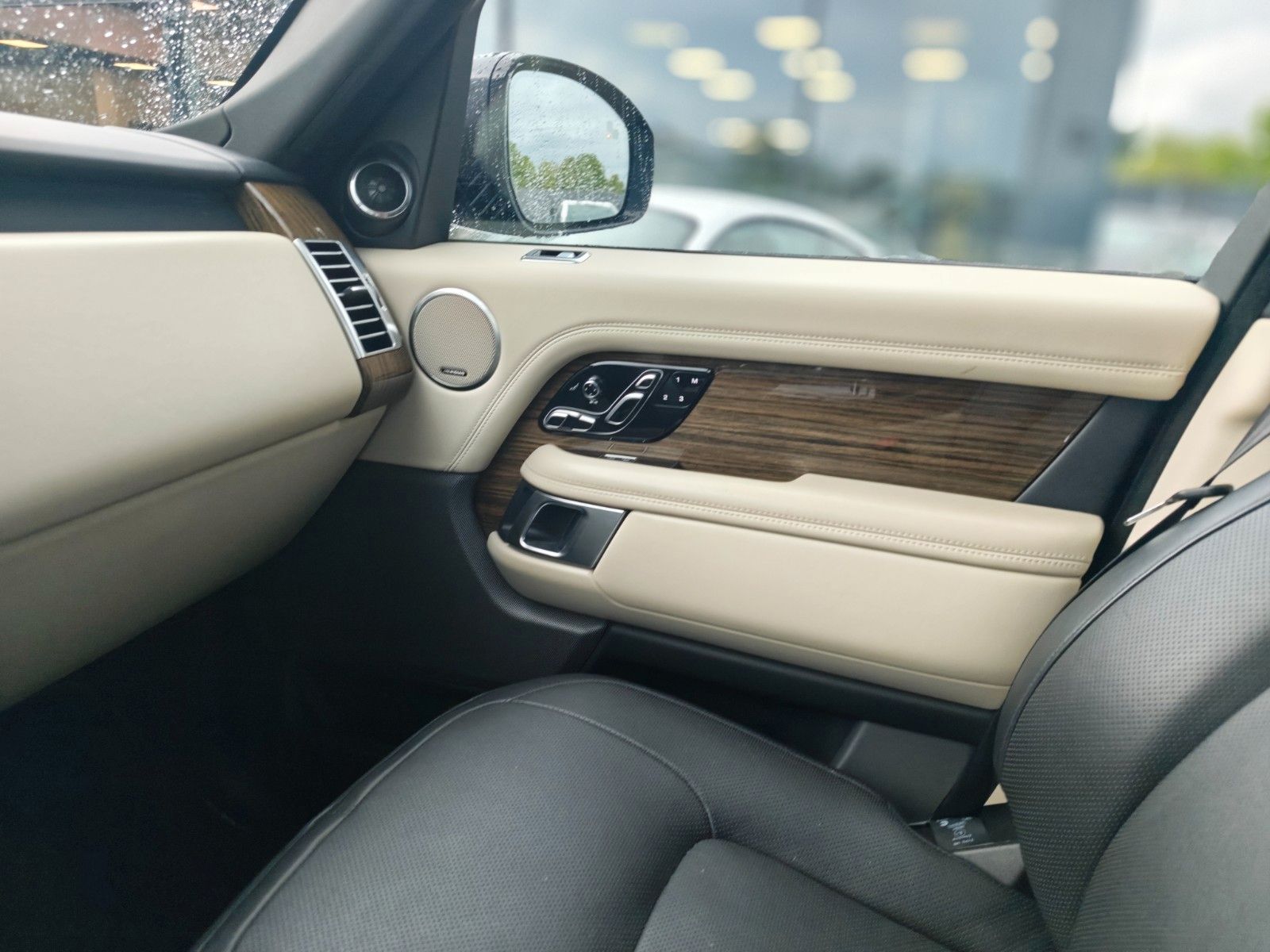 Fahrzeugabbildung Land Rover RANGE ROVER VOGUE*MERIDAN*MEMORY*V8*LUFTFEDERUNG