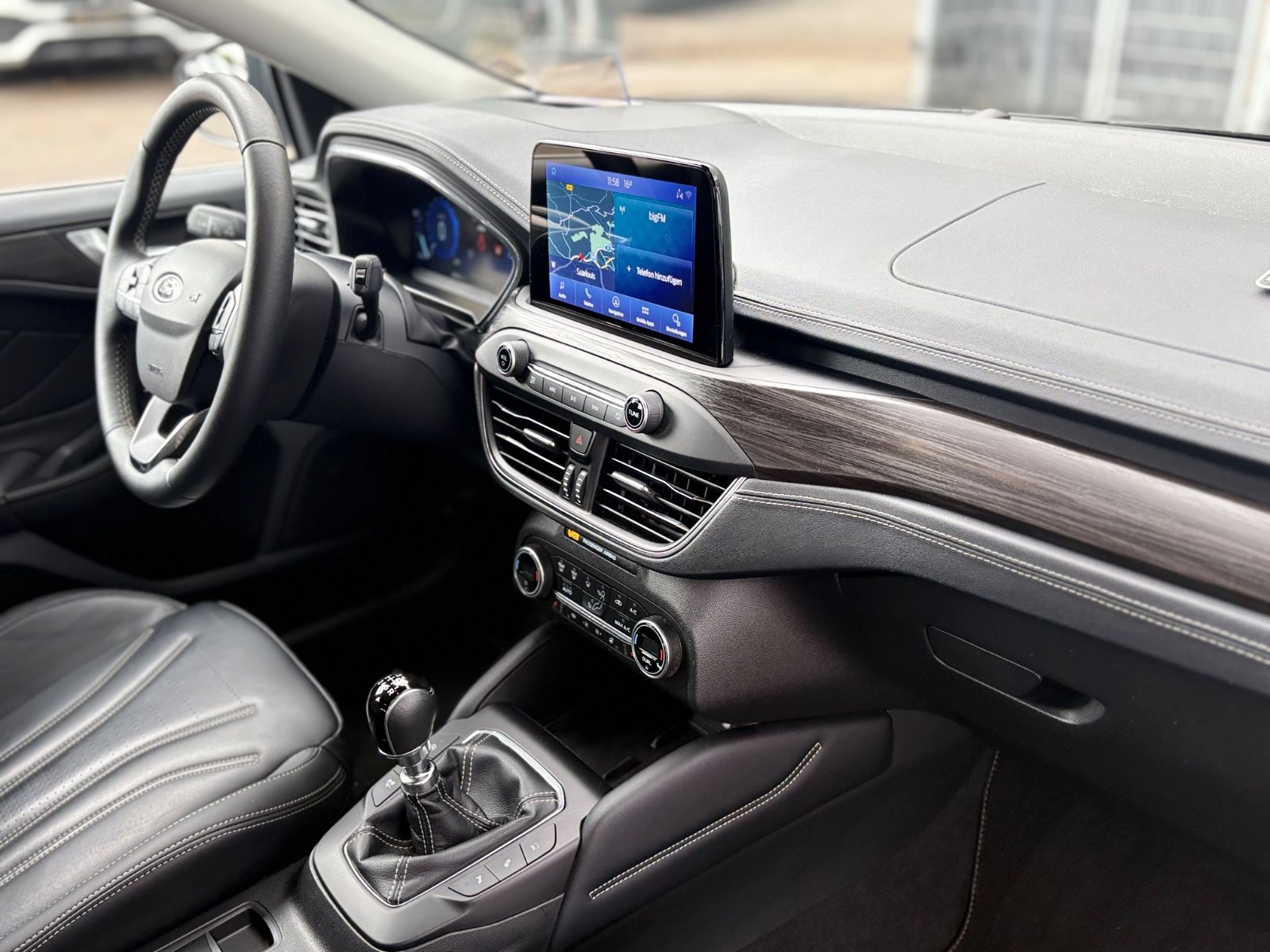 Fahrzeugabbildung Ford FOCUS VIGNALE *1.HAND*HEAD-UP*KAMERA*NAVI*