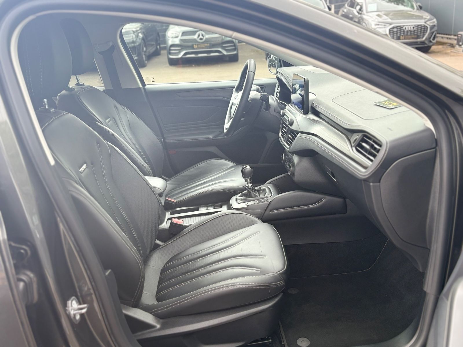 Fahrzeugabbildung Ford FOCUS VIGNALE *1.HAND*HEAD-UP*KAMERA*NAVI*