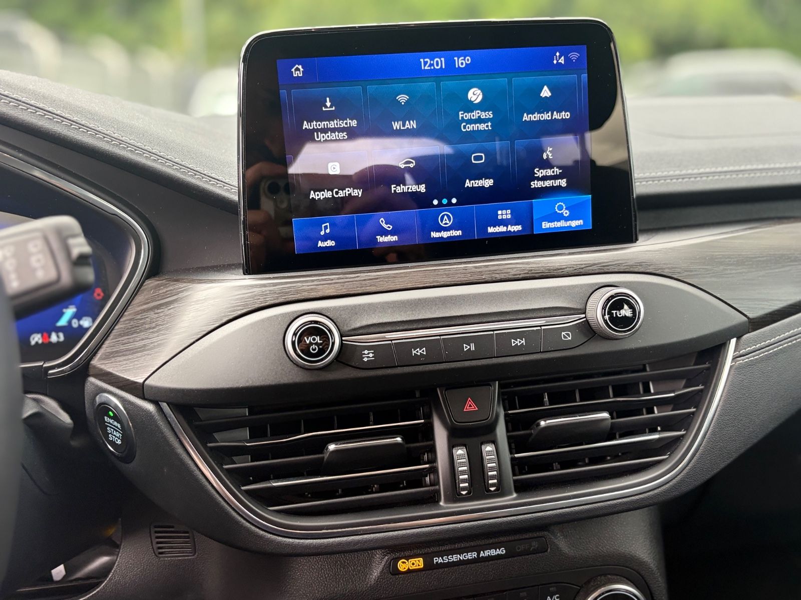 Fahrzeugabbildung Ford FOCUS VIGNALE *1.HAND*HEAD-UP*KAMERA*NAVI*