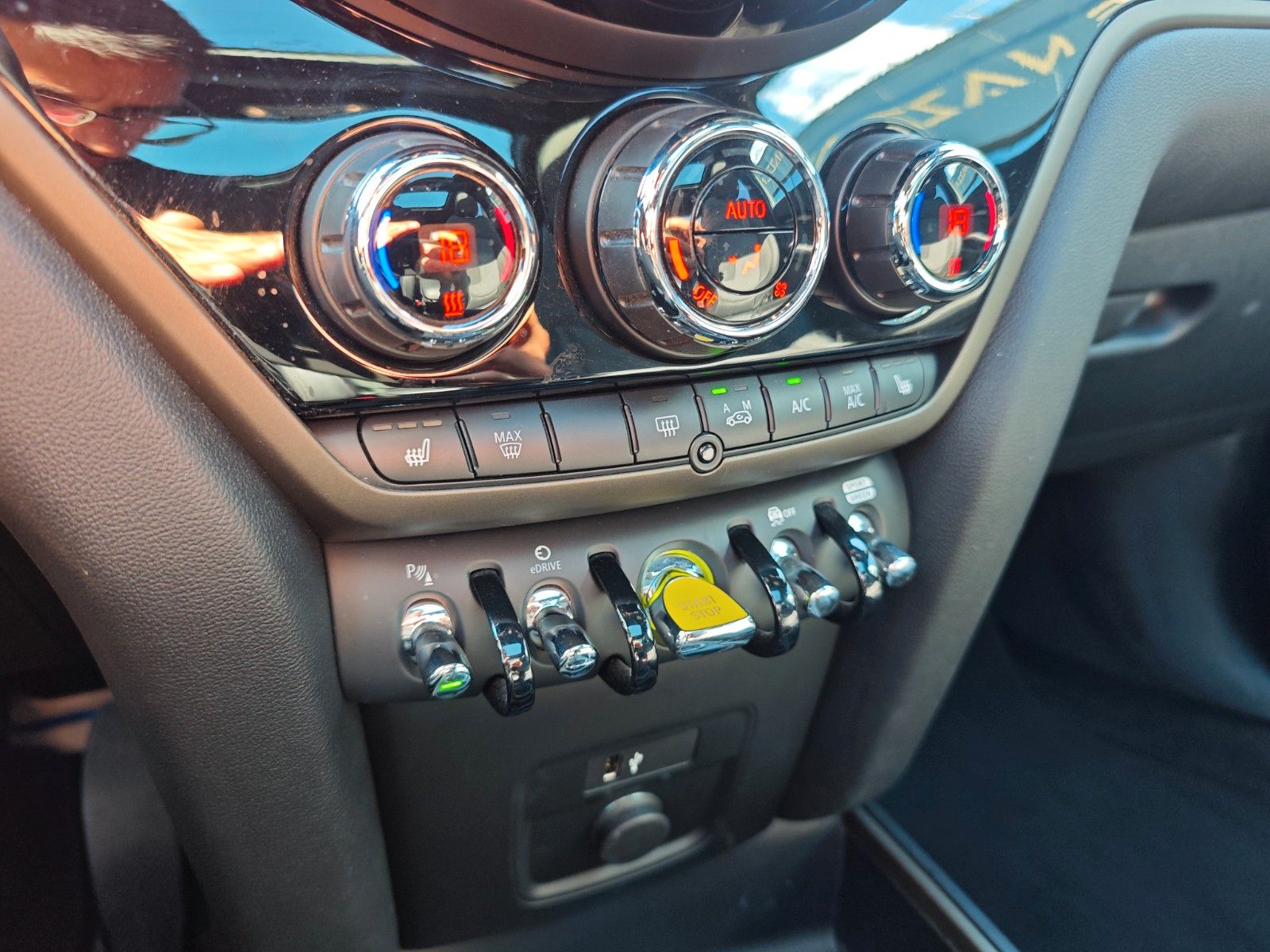 Fahrzeugabbildung MINI COUNTRYMAN COOPER SE *AUT*LED*SHZ*PANORAMA*KAM*