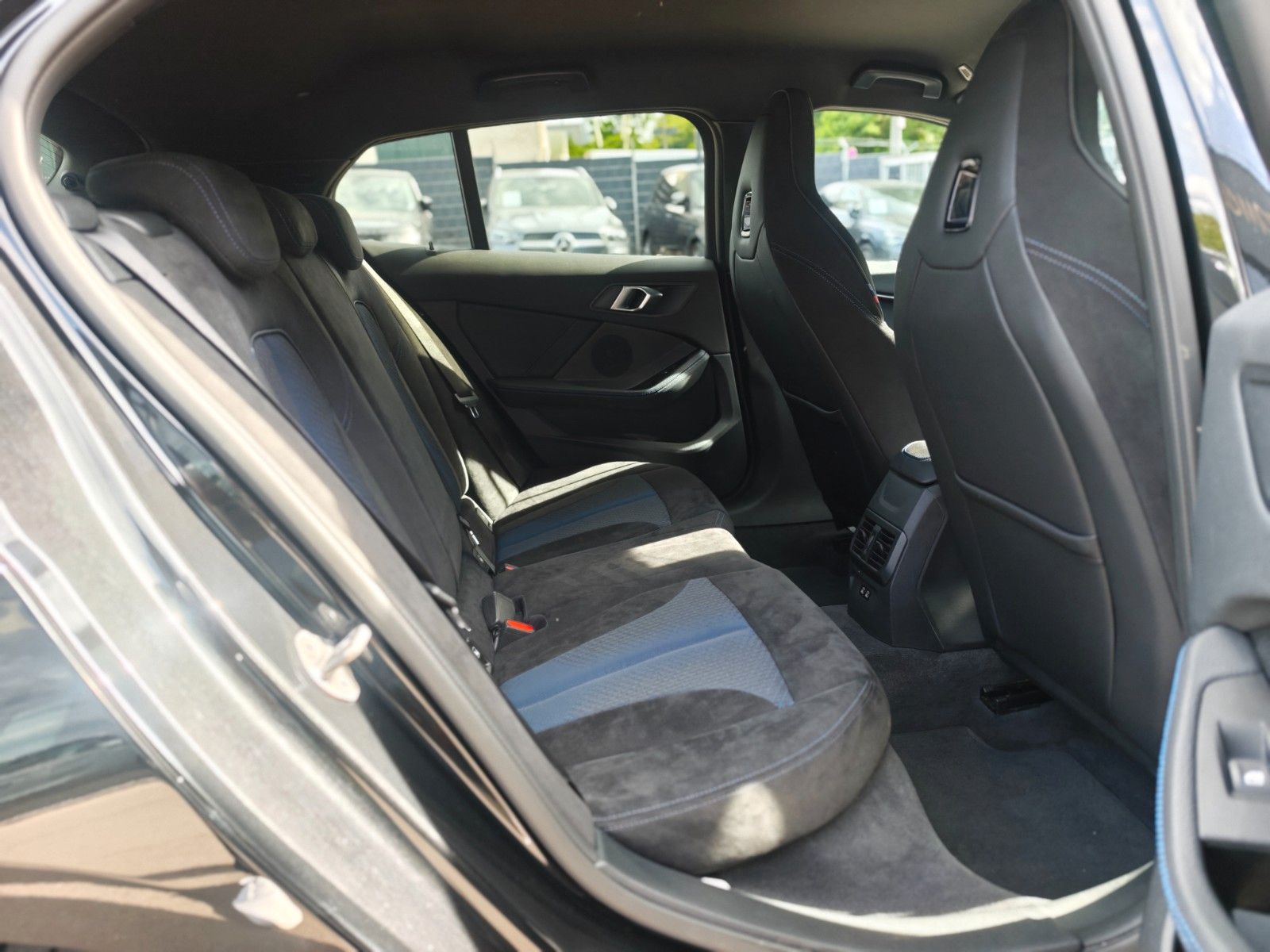 Fahrzeugabbildung BMW 120I M SPORTPAKET *SHADOW*NAVI*LED*ALCANTARA*TOP