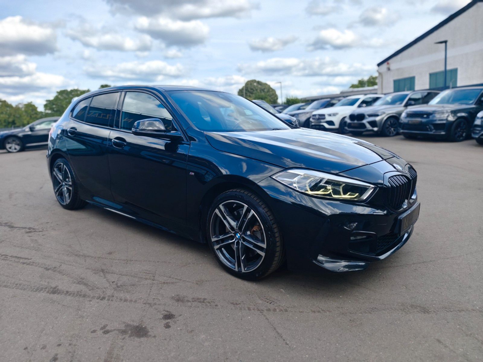 Fahrzeugabbildung BMW 120I M SPORTPAKET *SHADOW*NAVI*LED*ALCANTARA*TOP