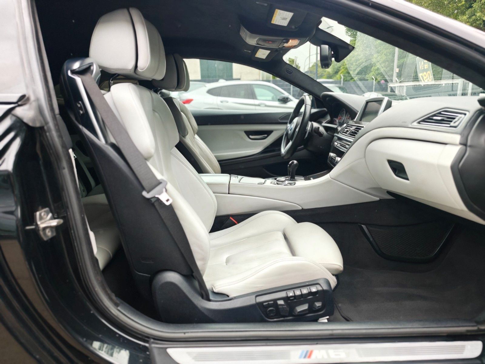 Fahrzeugabbildung BMW M6 COUPÉ *AUT.*CARBON*KAMERA*LED*20.Z*HEAD-UP*