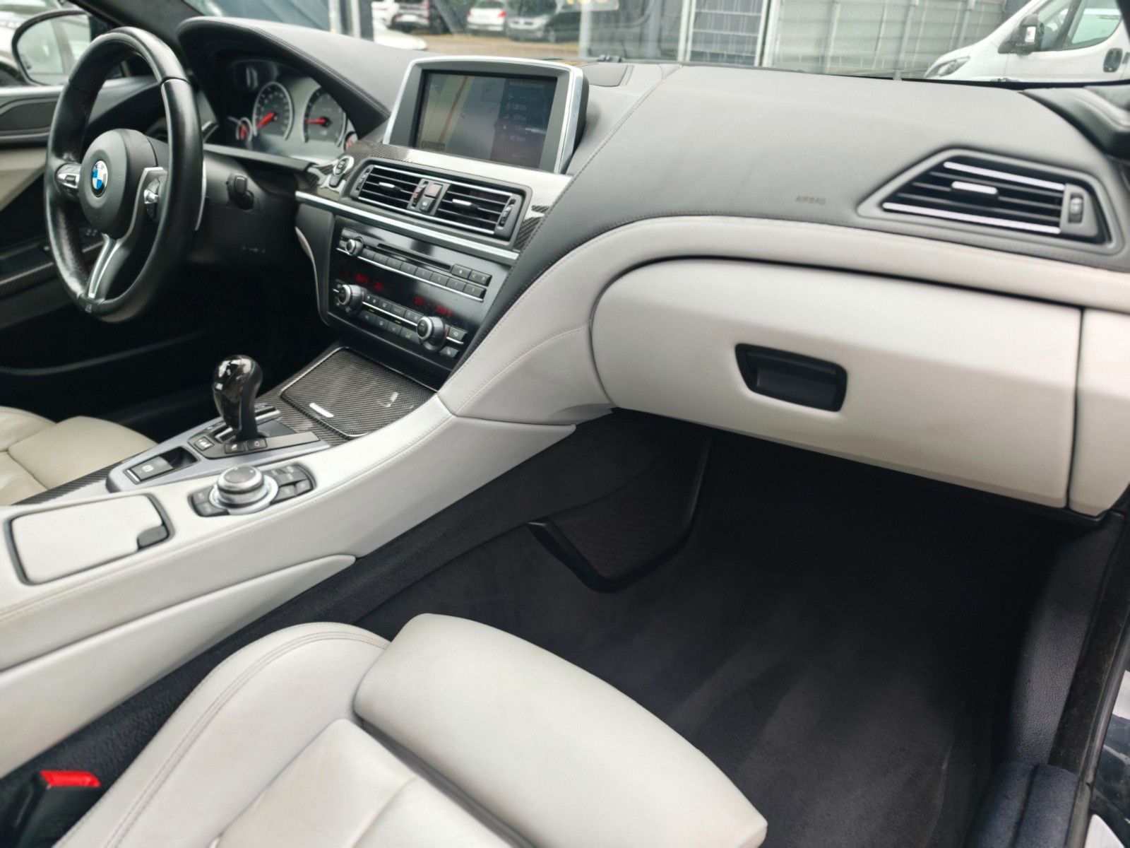 Fahrzeugabbildung BMW M6 COUPÉ *AUT.*CARBON*KAMERA*LED*20.Z*HEAD-UP*