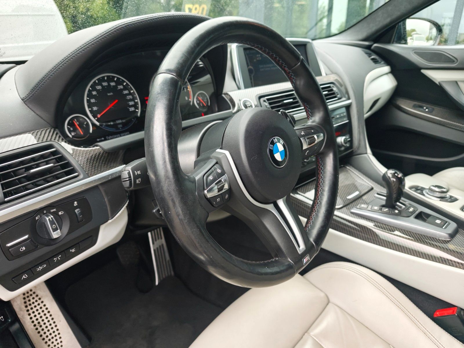 Fahrzeugabbildung BMW M6 COUPÉ *AUT.*CARBON*KAMERA*LED*20.Z*HEAD-UP*