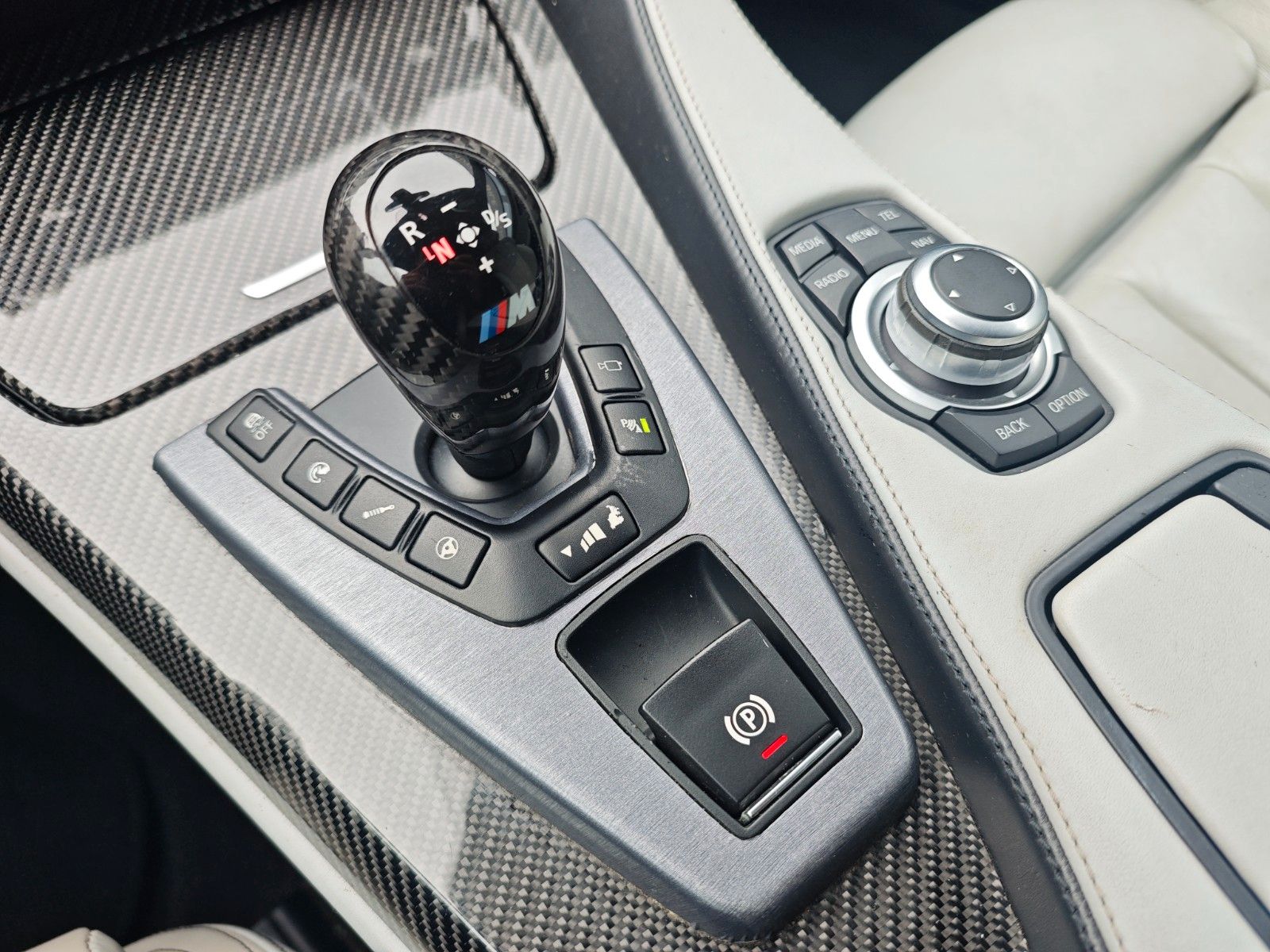 Fahrzeugabbildung BMW M6 COUPÉ *AUT.*CARBON*KAMERA*LED*20.Z*HEAD-UP*