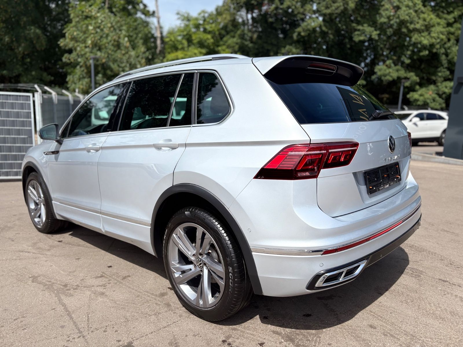 Fahrzeugabbildung Volkswagen TIGUAN R-LINE 4MOTION *AUT*LED*KAM*SHZ*LEDER*
