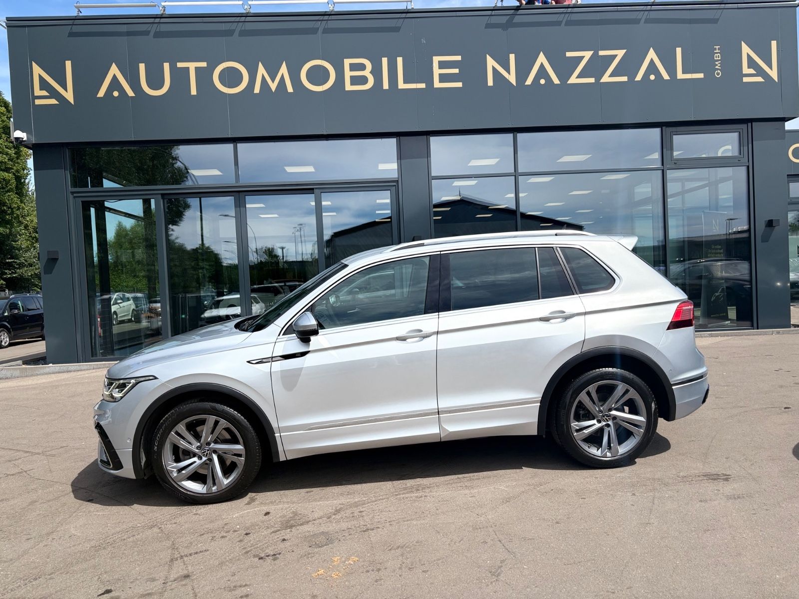 Fahrzeugabbildung Volkswagen TIGUAN R-LINE 4MOTION *AUT*LED*KAM*SHZ*LEDER*