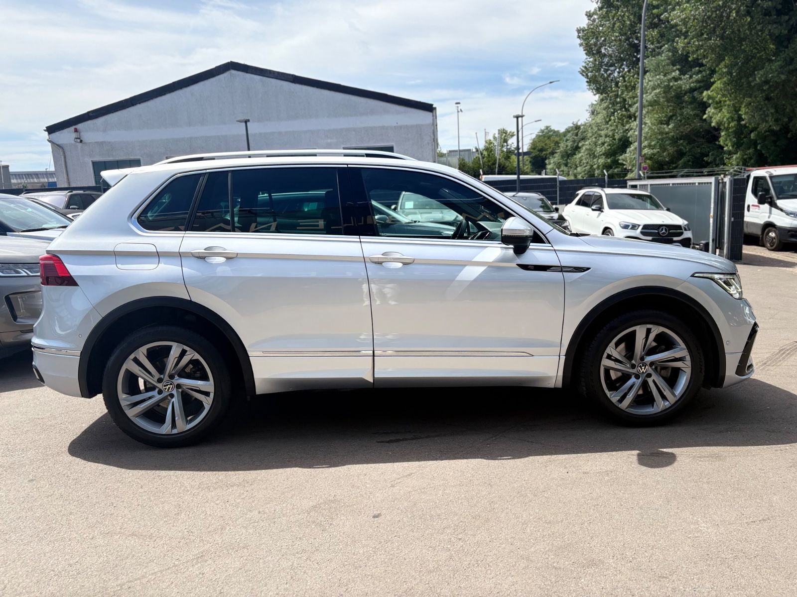 Fahrzeugabbildung Volkswagen TIGUAN R-LINE 4MOTION *AUT*LED*KAM*SHZ*LEDER*