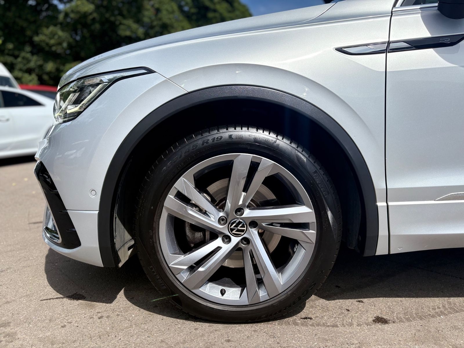 Fahrzeugabbildung Volkswagen TIGUAN R-LINE 4MOTION *AUT*LED*KAM*SHZ*LEDER*