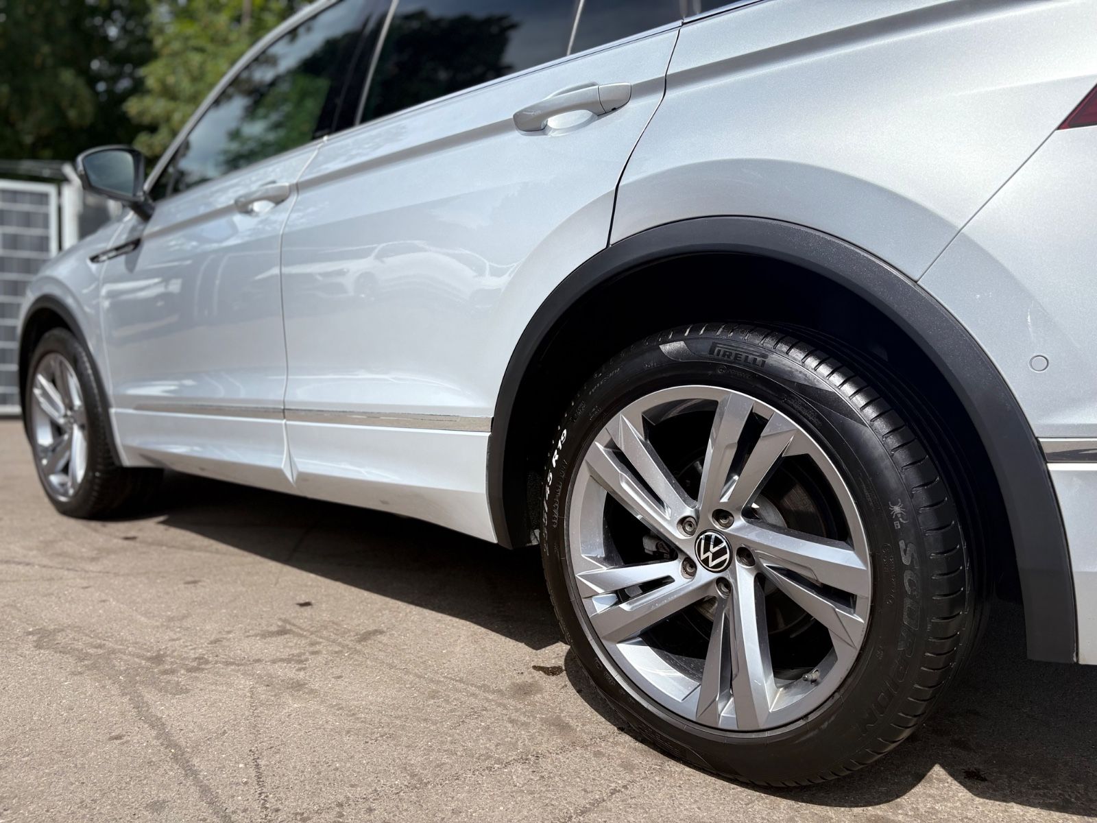 Fahrzeugabbildung Volkswagen TIGUAN R-LINE 4MOTION *AUT*LED*KAM*SHZ*LEDER*
