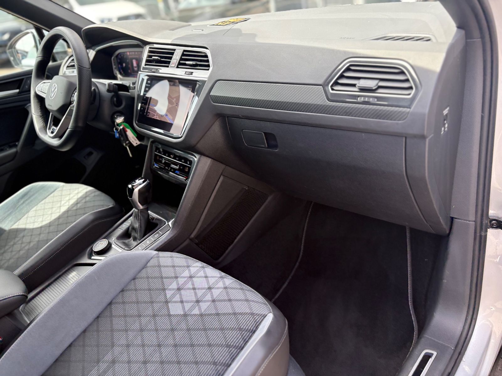Fahrzeugabbildung Volkswagen TIGUAN R-LINE 4MOTION *AUT*LED*KAM*SHZ*LEDER*