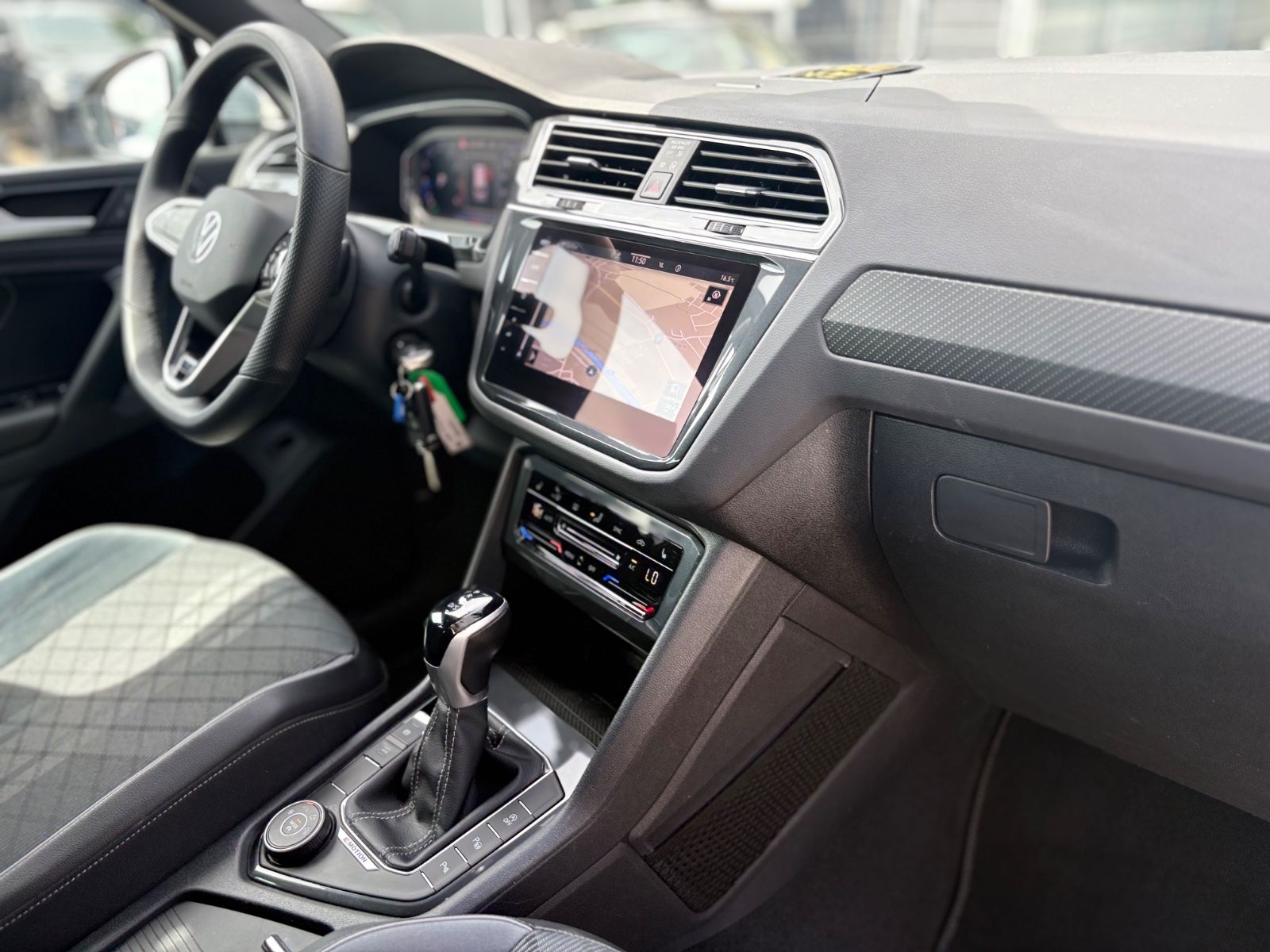 Fahrzeugabbildung Volkswagen TIGUAN R-LINE 4MOTION *AUT*LED*KAM*SHZ*LEDER*