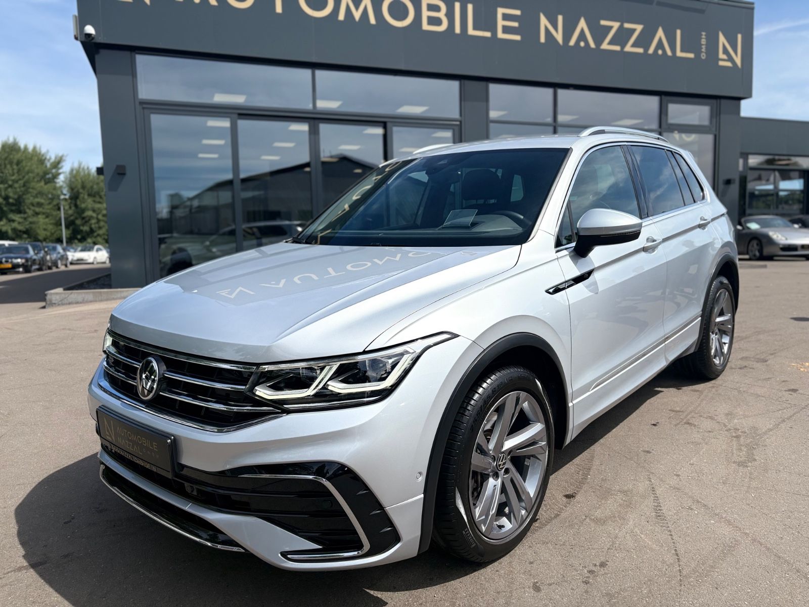 Fahrzeugabbildung Volkswagen TIGUAN R-LINE 4MOTION *AUT*LED*KAM*SHZ*LEDER*
