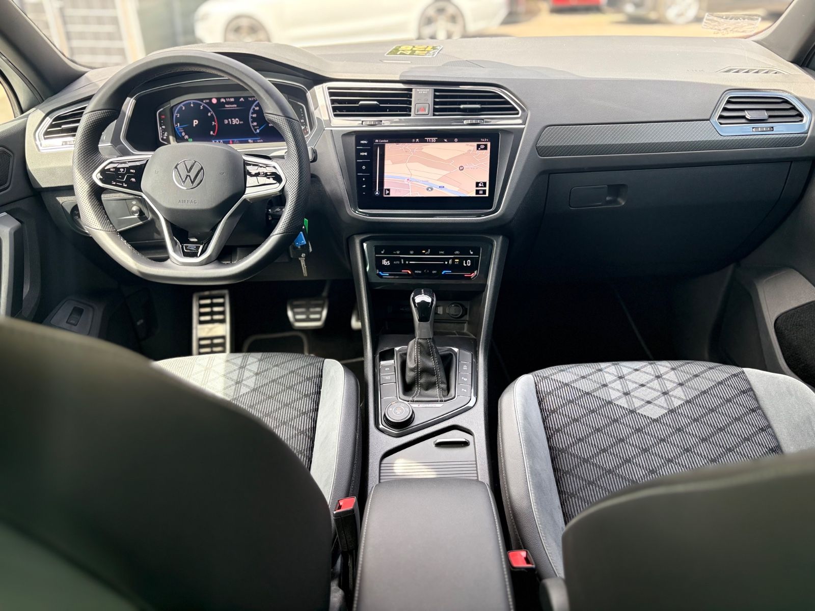 Fahrzeugabbildung Volkswagen TIGUAN R-LINE 4MOTION *AUT*LED*KAM*SHZ*LEDER*