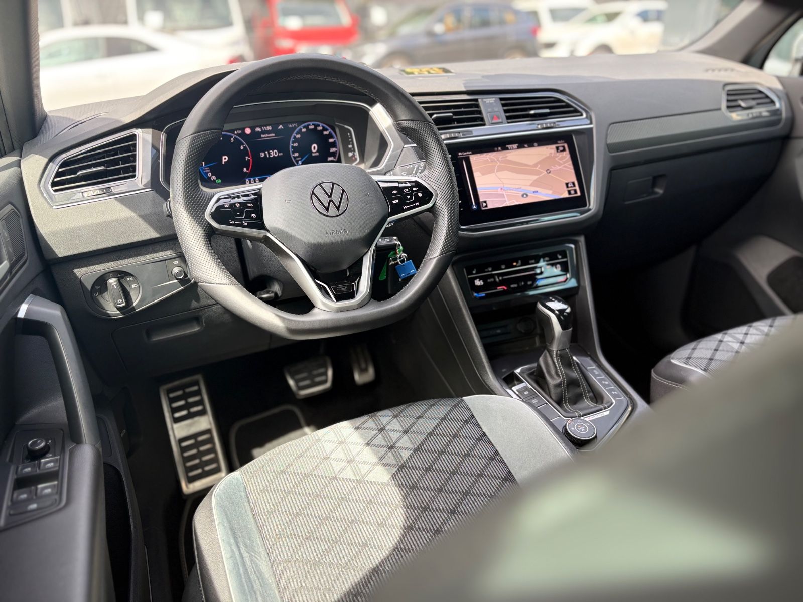 Fahrzeugabbildung Volkswagen TIGUAN R-LINE 4MOTION *AUT*LED*KAM*SHZ*LEDER*