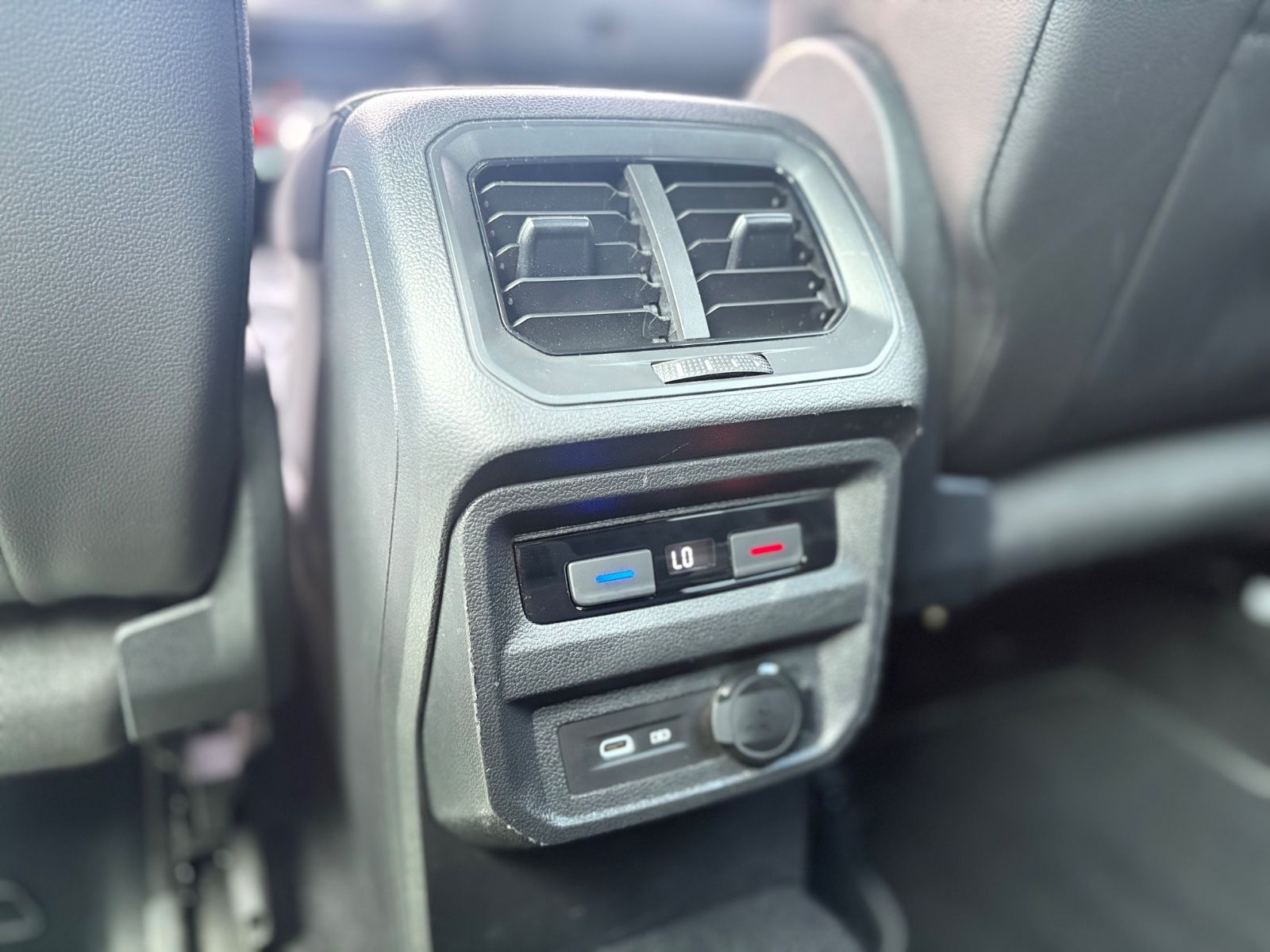 Fahrzeugabbildung Volkswagen TIGUAN R-LINE 4MOTION *AUT*LED*KAM*SHZ*LEDER*