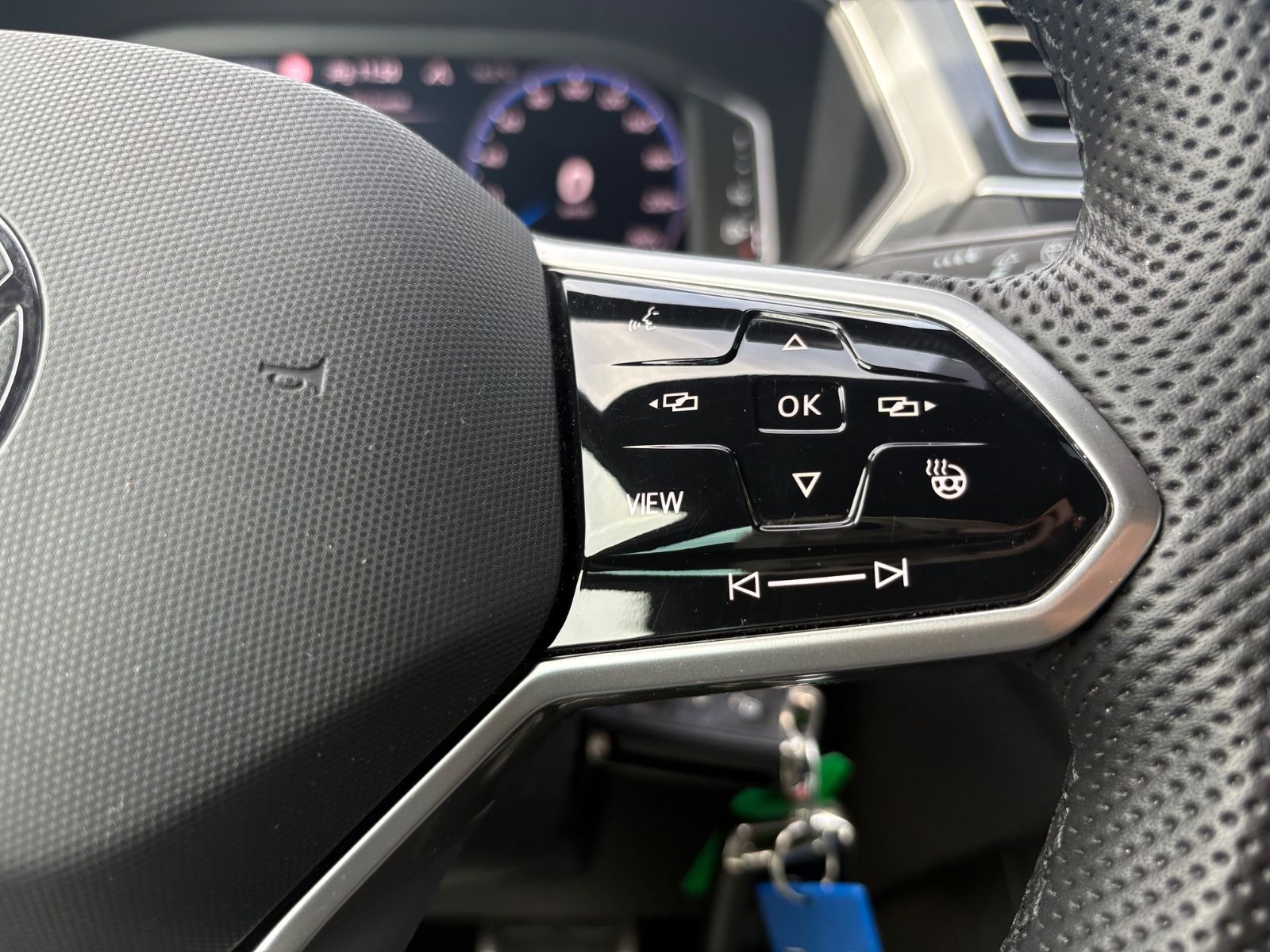 Fahrzeugabbildung Volkswagen TIGUAN R-LINE 4MOTION *AUT*LED*KAM*SHZ*LEDER*