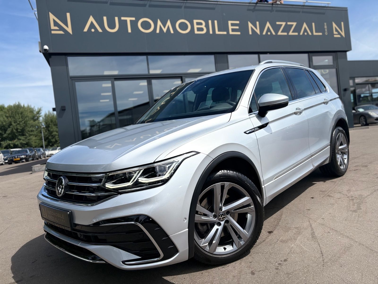 Fahrzeugabbildung Volkswagen TIGUAN R-LINE 4MOTION *AUT*LED*KAM*SHZ*LEDER*