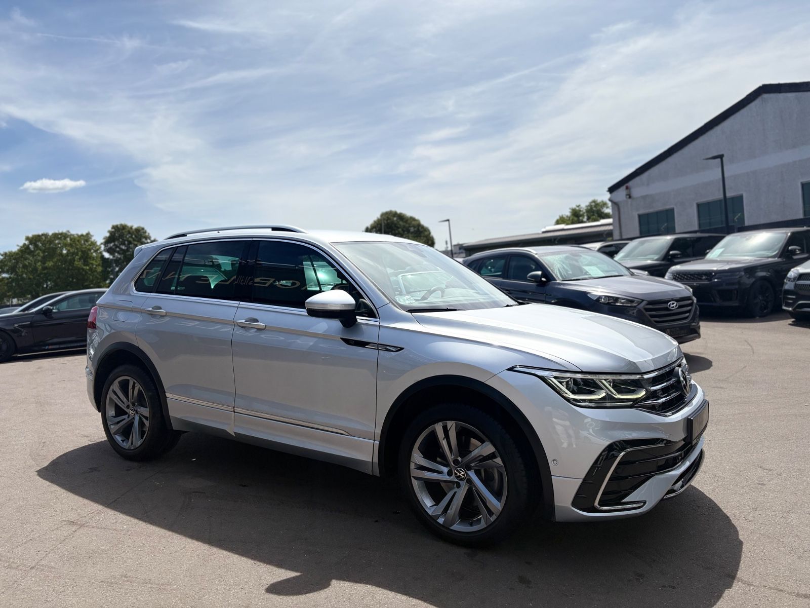 Fahrzeugabbildung Volkswagen TIGUAN R-LINE 4MOTION *AUT*LED*KAM*SHZ*LEDER*