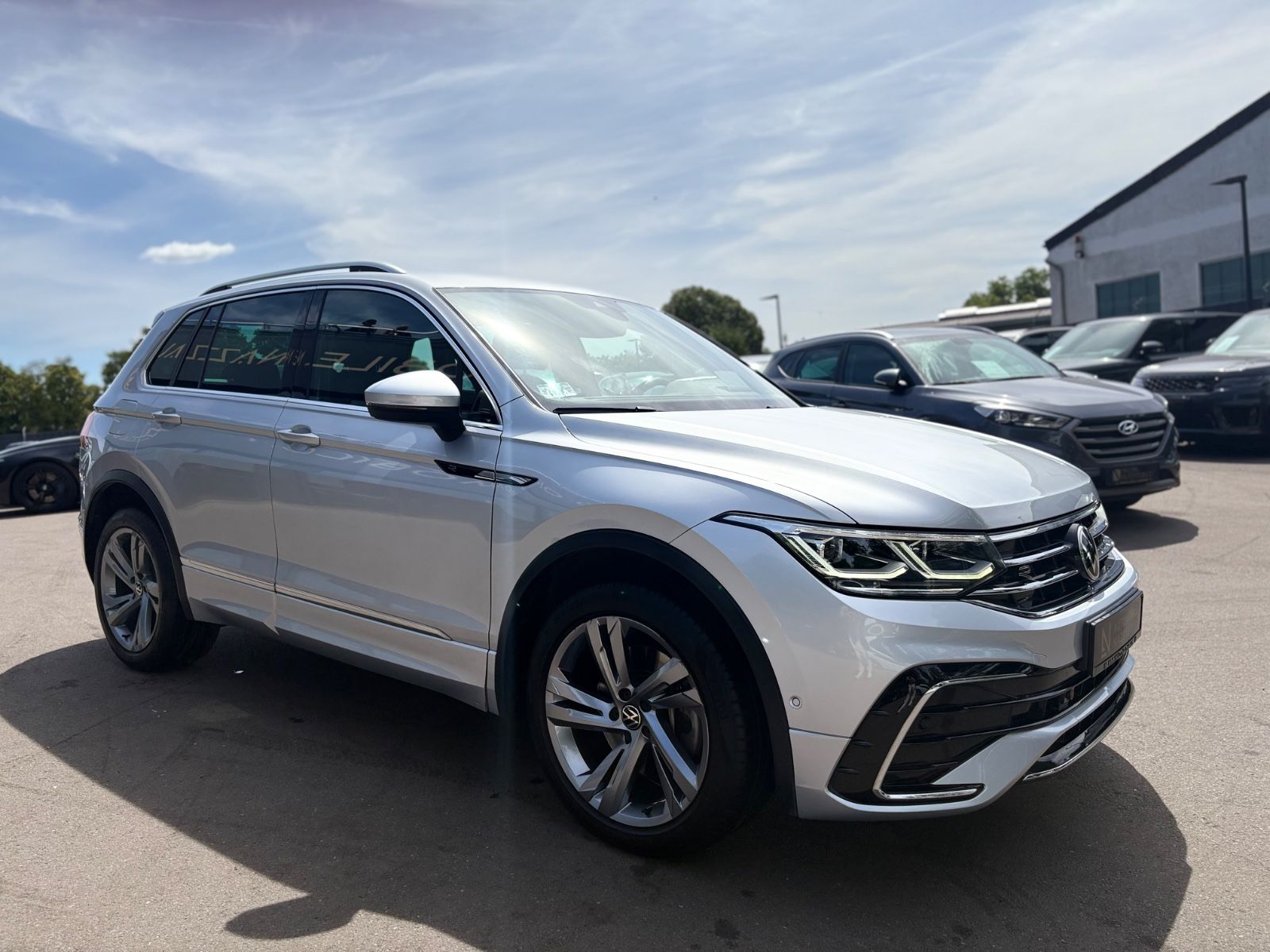 Fahrzeugabbildung Volkswagen TIGUAN R-LINE 4MOTION *AUT*LED*KAM*SHZ*LEDER*
