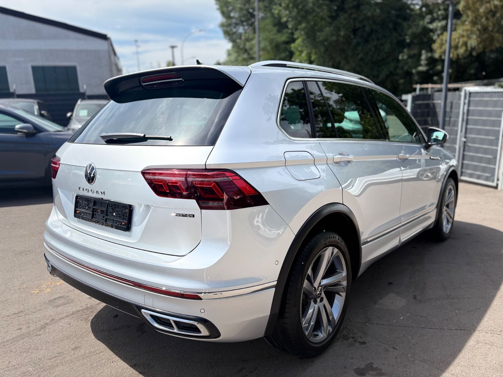 Fahrzeugabbildung Volkswagen TIGUAN R-LINE 4MOTION *AUT*LED*KAM*SHZ*LEDER*