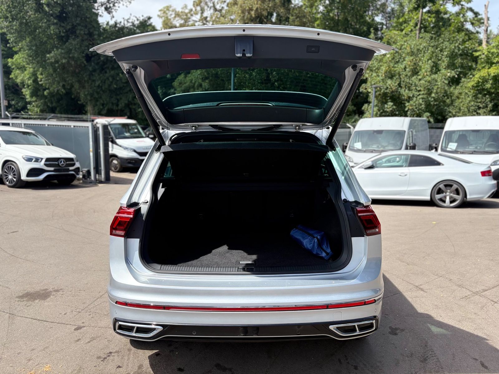 Fahrzeugabbildung Volkswagen TIGUAN R-LINE 4MOTION *AUT*LED*KAM*SHZ*LEDER*