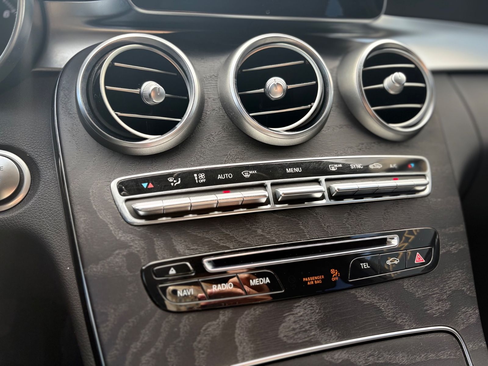 Fahrzeugabbildung Mercedes-Benz C 400 T 4MATIC AMG LINE *NIGHT PAKET*LED*KAM*