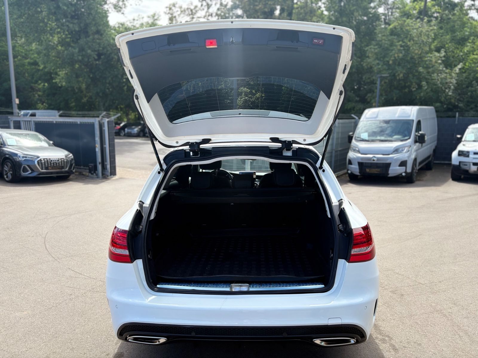 Fahrzeugabbildung Mercedes-Benz C 400 T 4MATIC AMG LINE *NIGHT PAKET*LED*KAM*