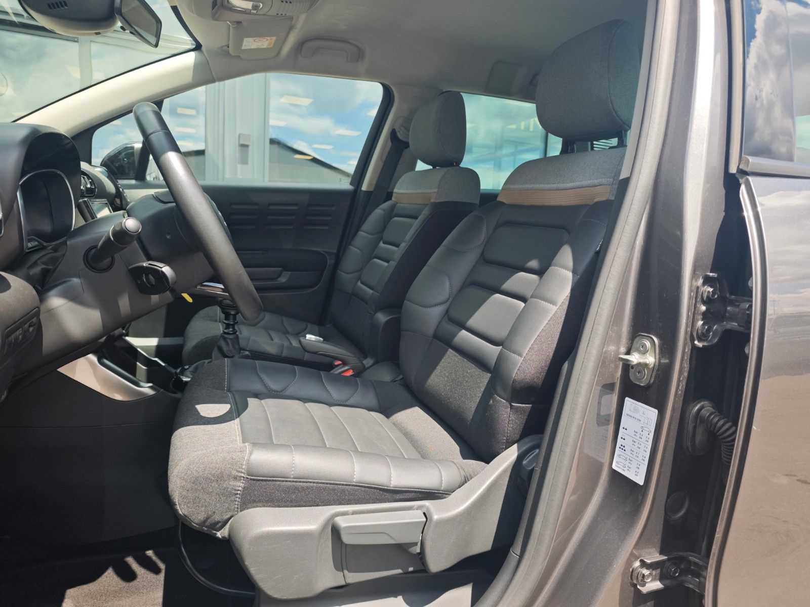 Fahrzeugabbildung Citroën C3 AIRCROSS*STYLE DESIGN PAKET*KAMERA*TEILLEDER*