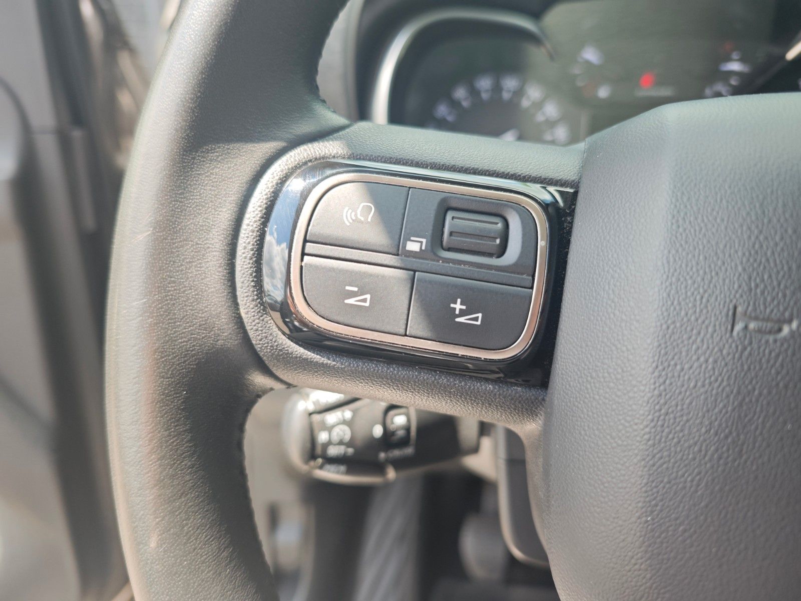 Fahrzeugabbildung Citroën C3 AIRCROSS*STYLE DESIGN PAKET*KAMERA*TEILLEDER*