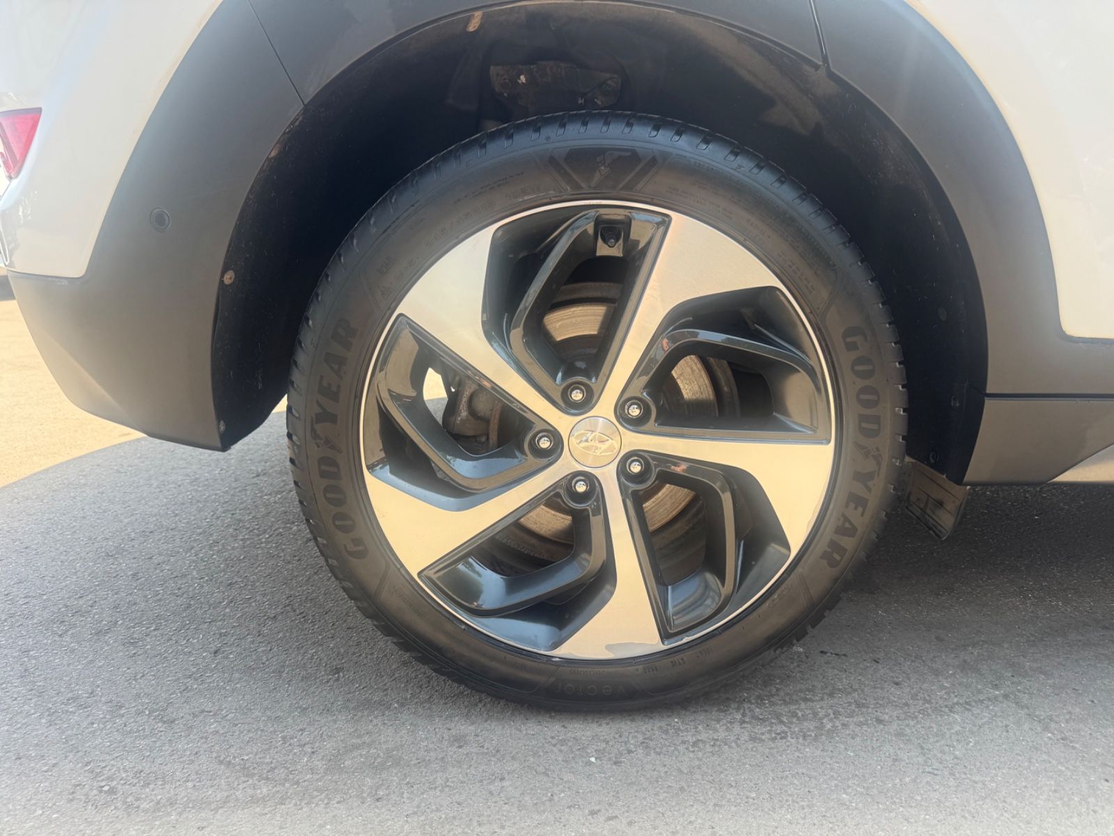 Fahrzeugabbildung Hyundai TUCSON PREMIUM 4WD *1.HD*AUT*LEDER*XENON*