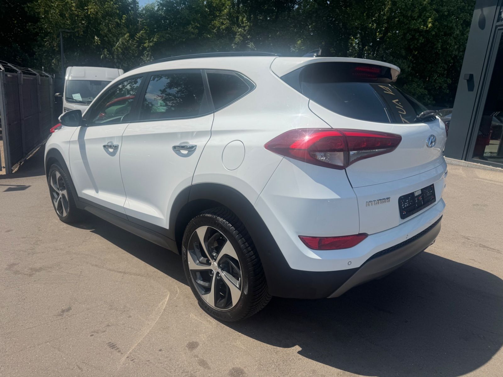 Fahrzeugabbildung Hyundai TUCSON PREMIUM 4WD *1.HD*AUT*LEDER*XENON*