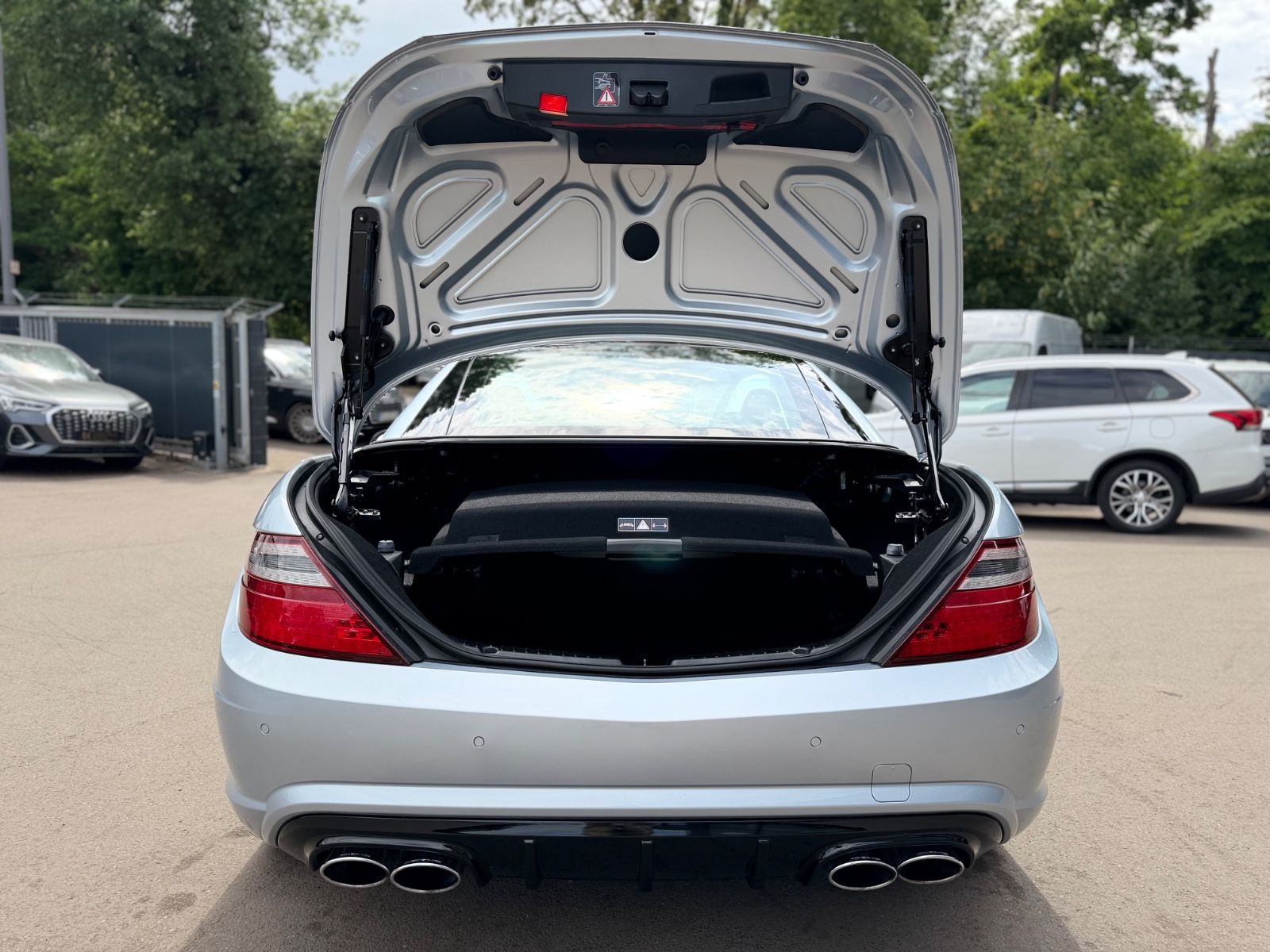 Fahrzeugabbildung Mercedes-Benz SLK 55 AMG*MAGIC-SKY*XENON*AIRSCARF*