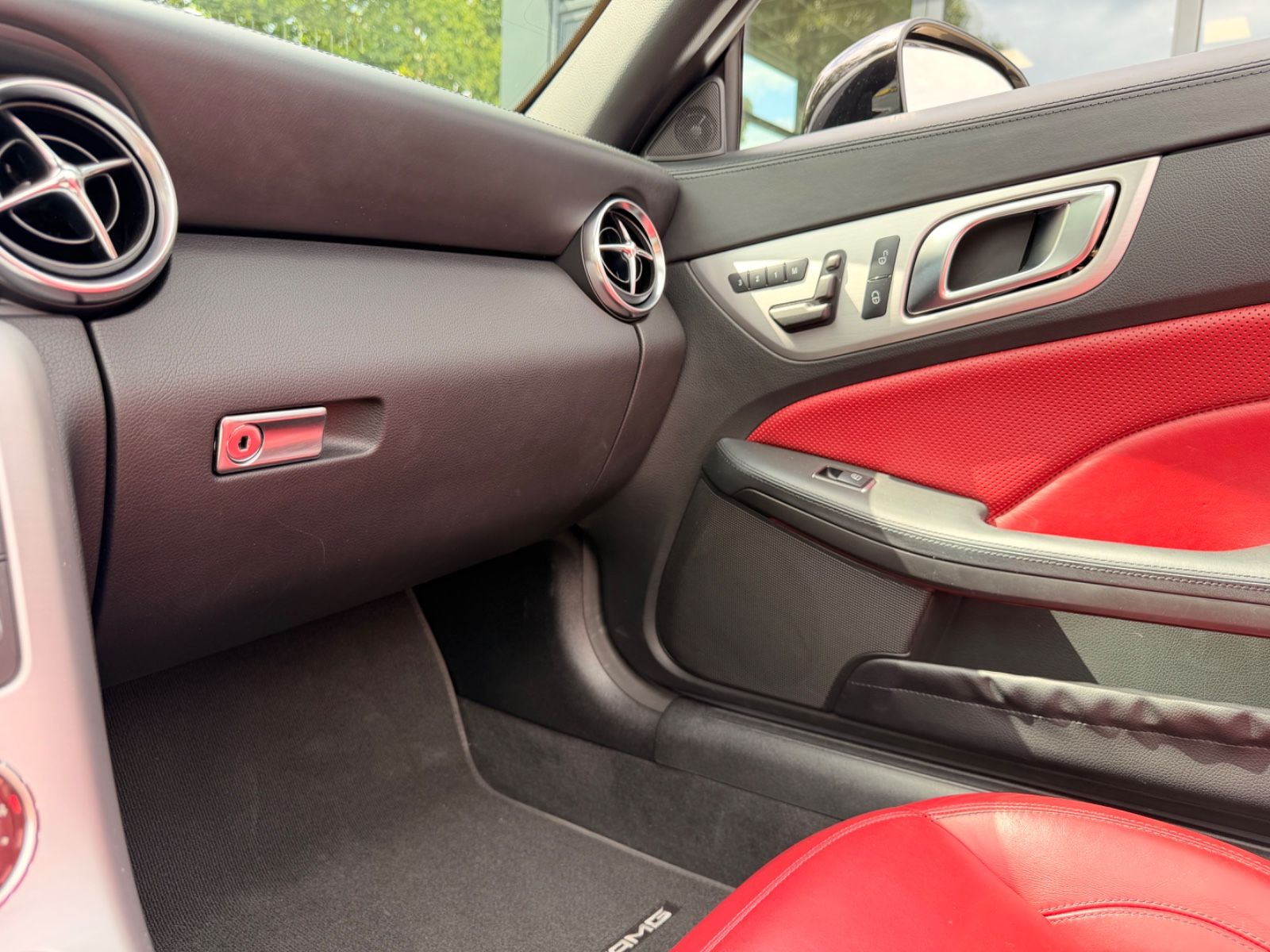 Fahrzeugabbildung Mercedes-Benz SLK 55 AMG*MAGIC-SKY*XENON*AIRSCARF*