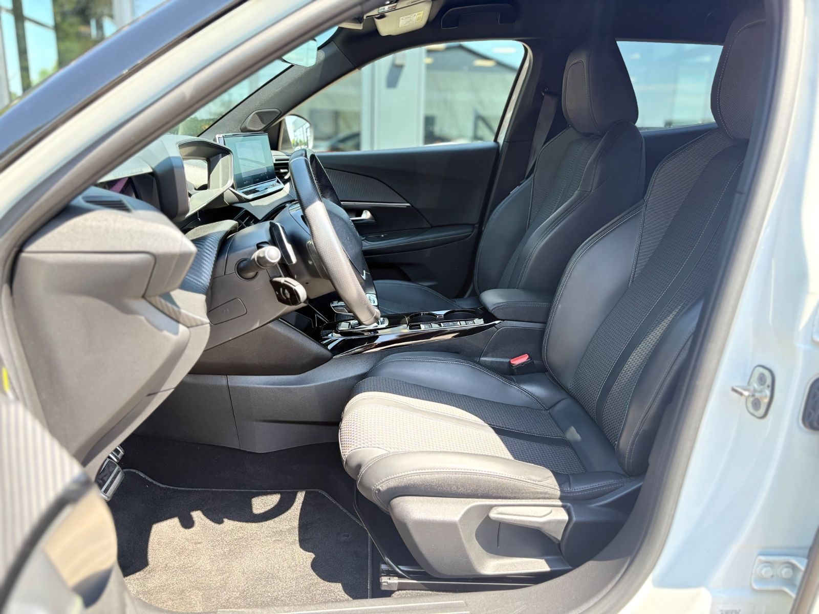 Fahrzeugabbildung Peugeot 2008 GT-LINE ALLURE*AUT.*KAMERA*NAVI*AHK*VIRTUAL