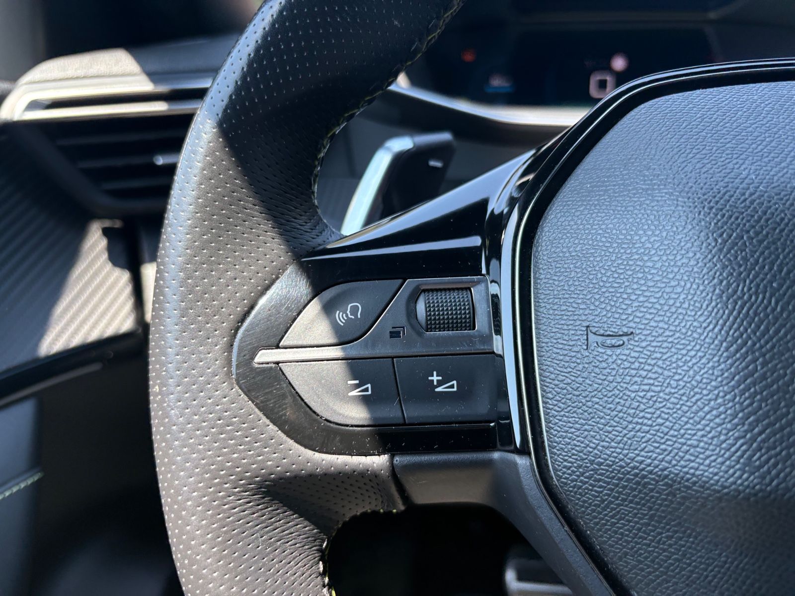 Fahrzeugabbildung Peugeot 2008 GT-LINE ALLURE*AUT.*KAMERA*NAVI*AHK*VIRTUAL