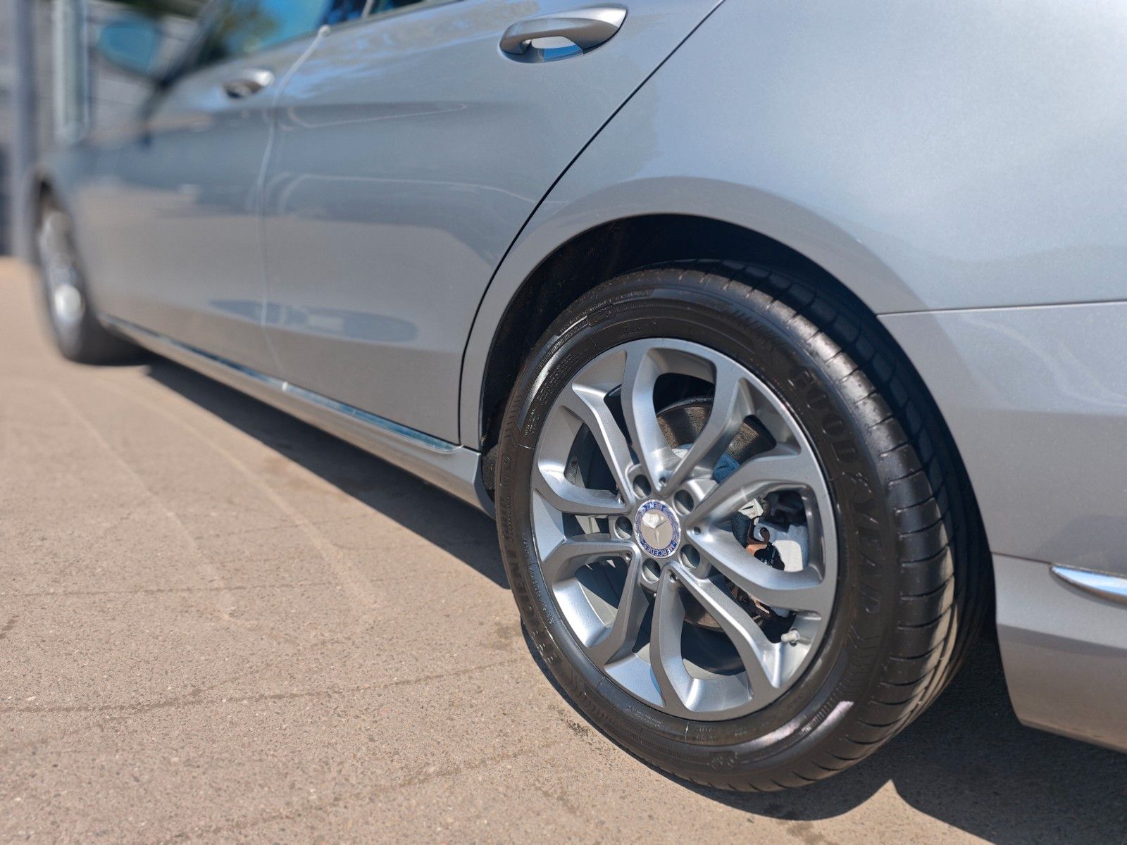 Fahrzeugabbildung Mercedes-Benz C 220d BT LIM.*AUT.*AVANTGARDE*KAMERA*KLIMAAUTO.