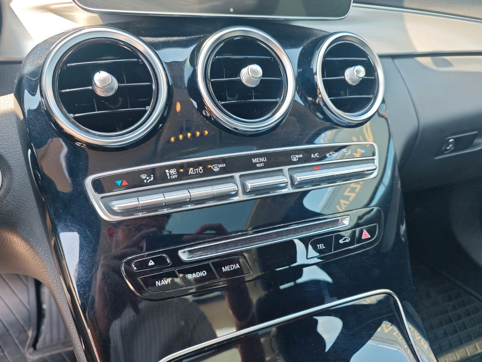 Fahrzeugabbildung Mercedes-Benz C 220d BT LIM.*AUT.*AVANTGARDE*KAMERA*KLIMAAUTO.