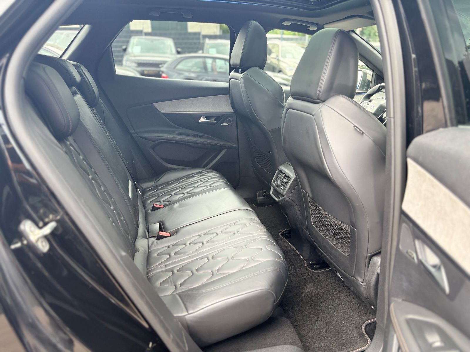 Fahrzeugabbildung Peugeot 3008 GT *AUT*PANO*LEDER*NAVI*KAM*ASSIST*SHZ*