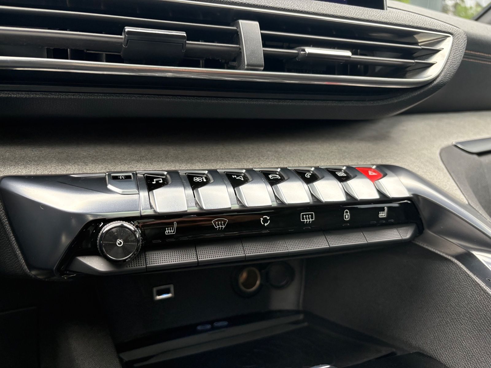 Fahrzeugabbildung Peugeot 3008 GT *AUT*PANO*LEDER*NAVI*KAM*ASSIST*SHZ*