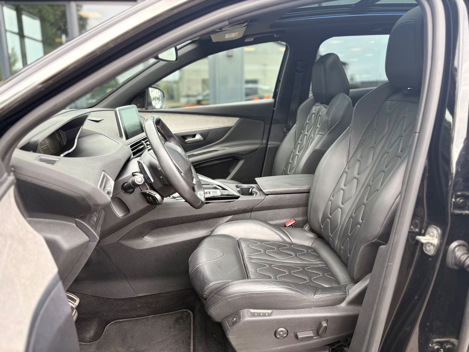 Fahrzeugabbildung Peugeot 3008 GT *AUT*PANO*LEDER*NAVI*KAM*ASSIST*SHZ*