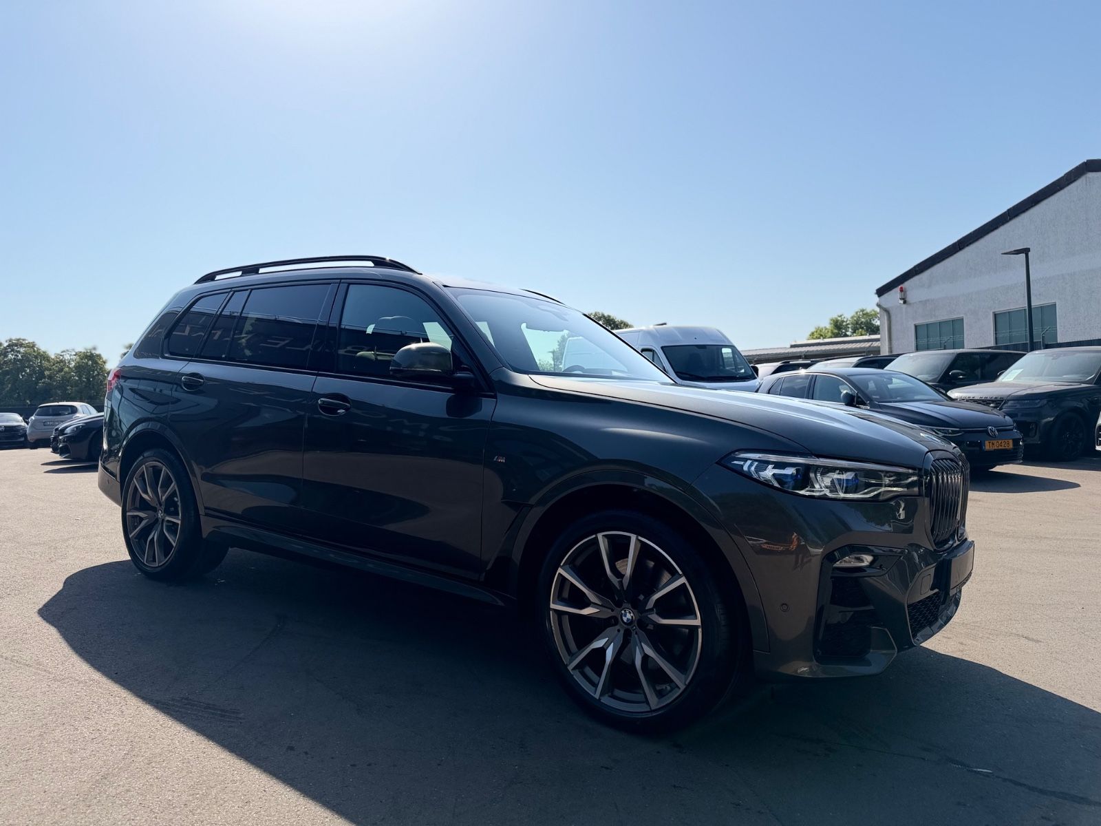 Fahrzeugabbildung BMW X7 M50*6 SEATS*LASER*SKY-LOUNGE*6X SHZ*SOFT*22.Z