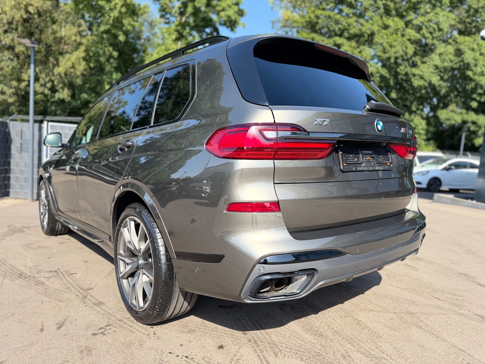 Fahrzeugabbildung BMW X7 M50*6 SEATS*LASER*SKY-LOUNGE*6X SHZ*SOFT*22.Z