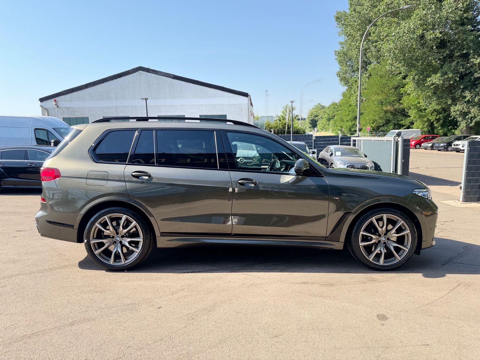 Fahrzeugabbildung BMW X7 M50*6 SEATS*LASER*SKY-LOUNGE*6X SHZ*SOFT*22.Z